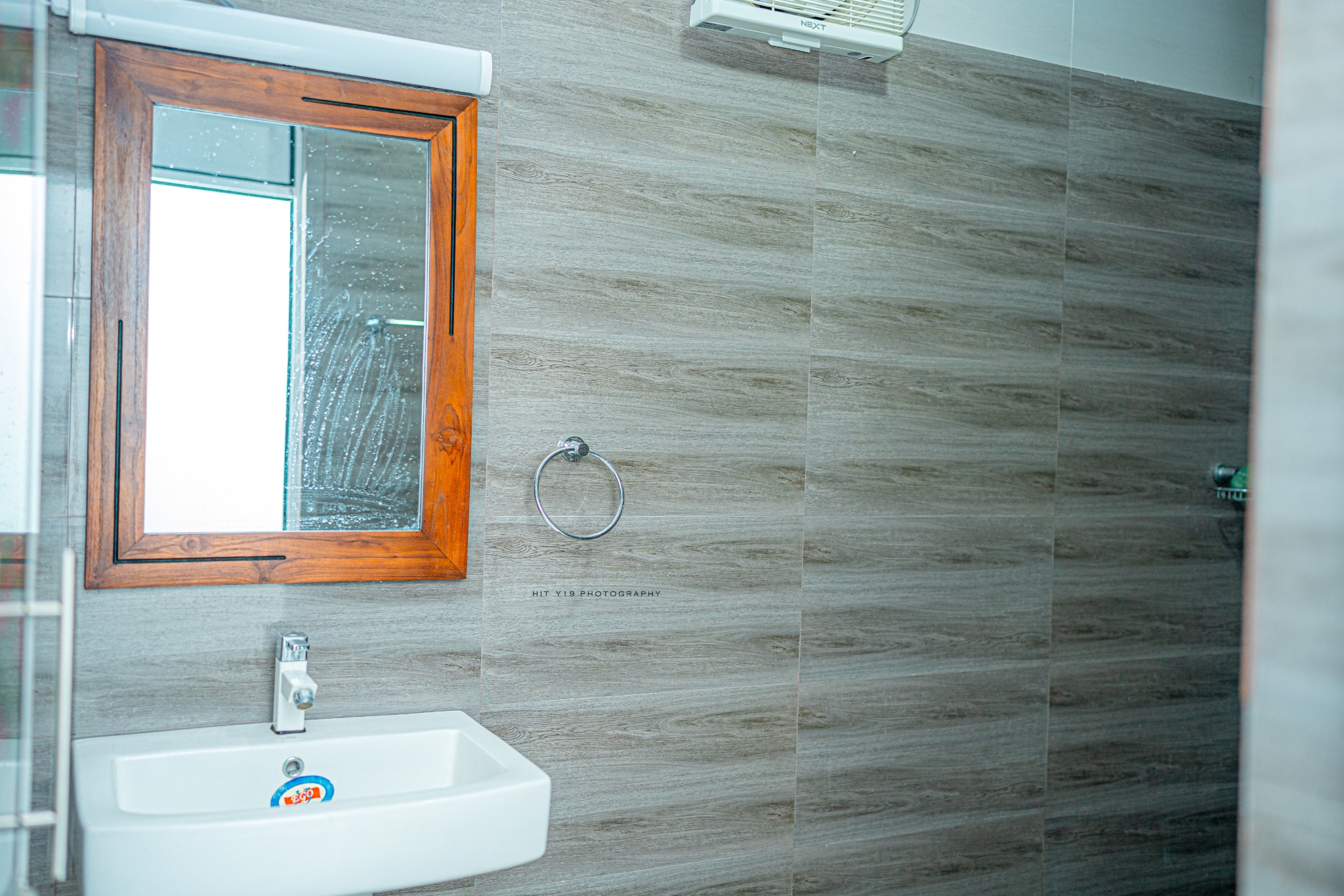 Bathroom with wash basin at Kal Pasi Resort
