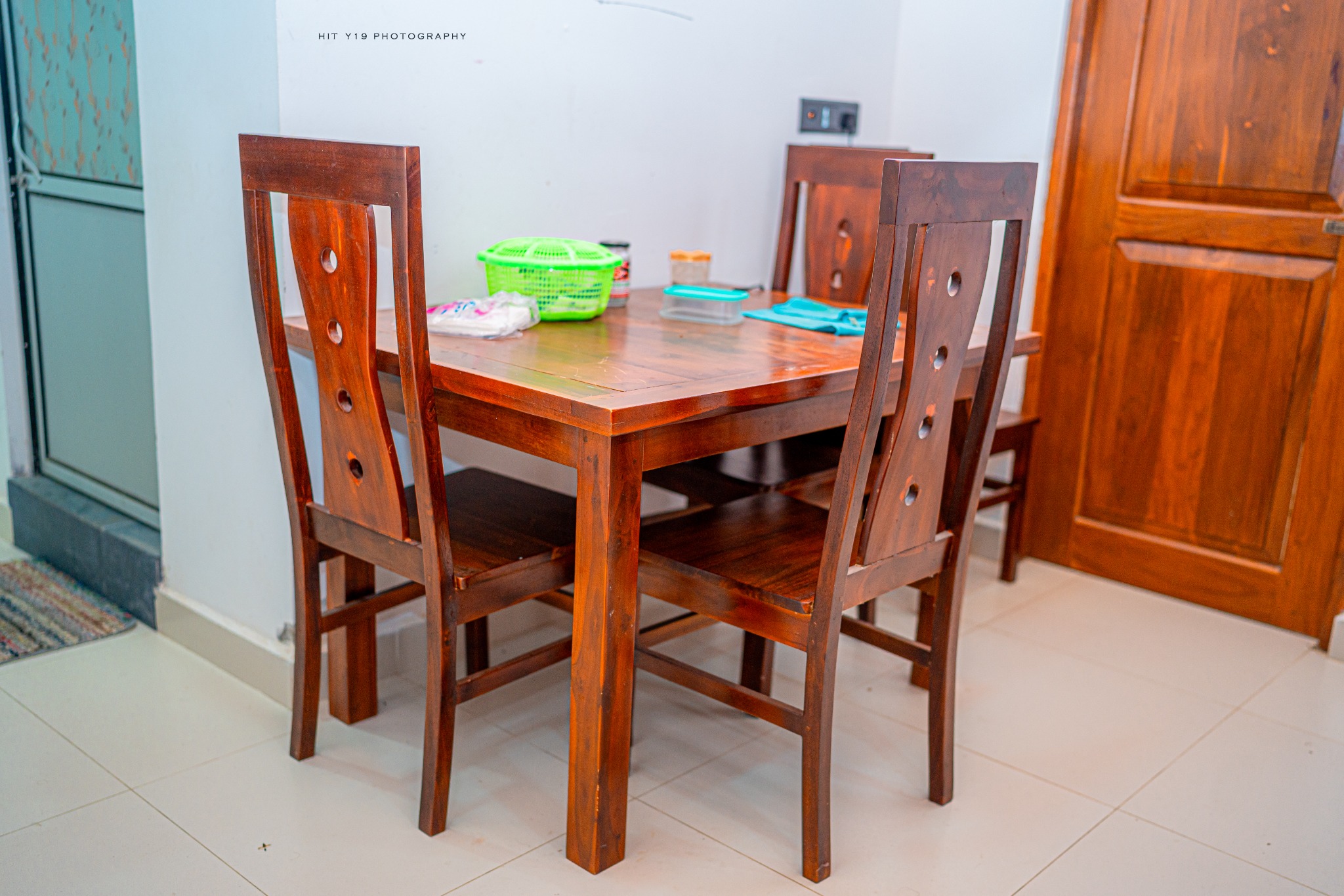 Dining table and chairs at Kal Pasi Resort